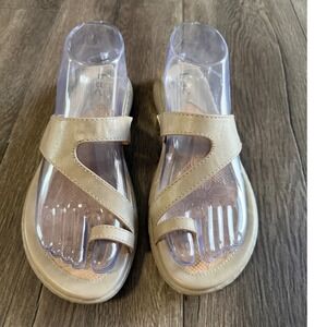 b.o.c. Born Concept Women 8M Beige Toe Loop Slide Sandals C31811 CCA18